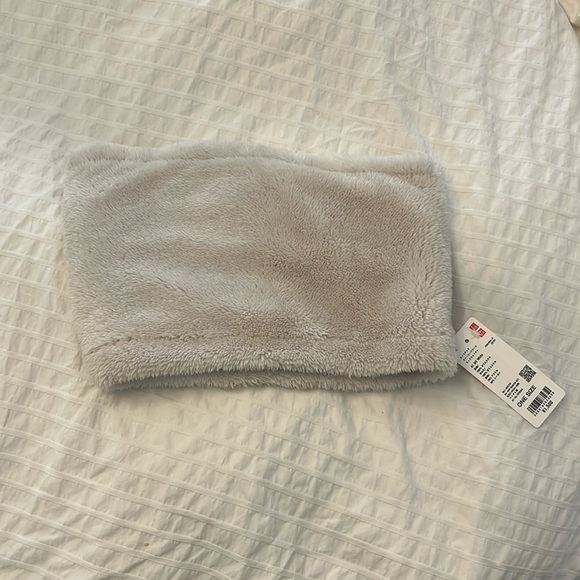 Uniqlo Accessories - UNIQLO  - fuzzy neck warmer
